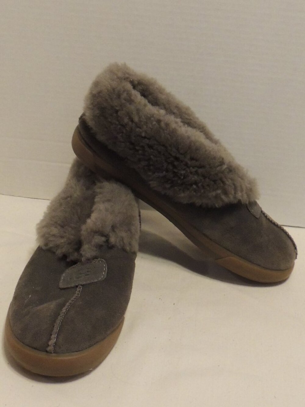UGG Shoes Woman Size 8 Grey Faux Fur Travel Vacation Cruise Las Vegas Shoes